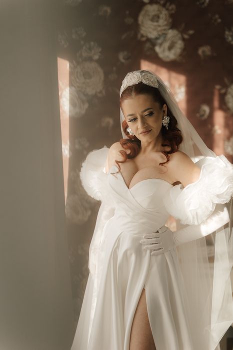 Rochie de mireasa superba cu corset si manusi
