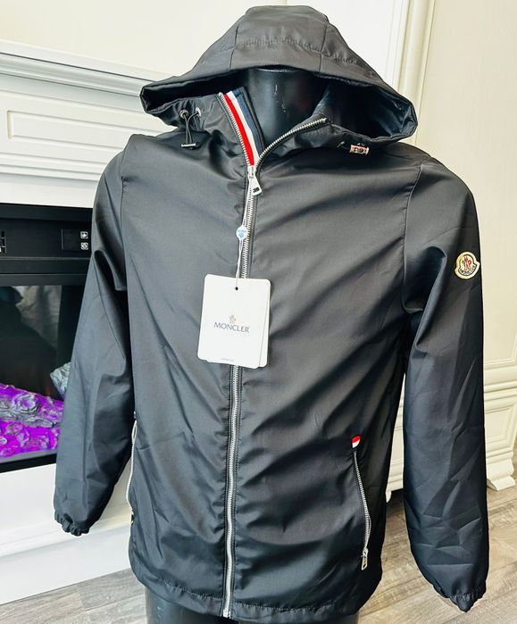 Geci impermeabile,  anti vânt și potrivite pentru zilele ploioase