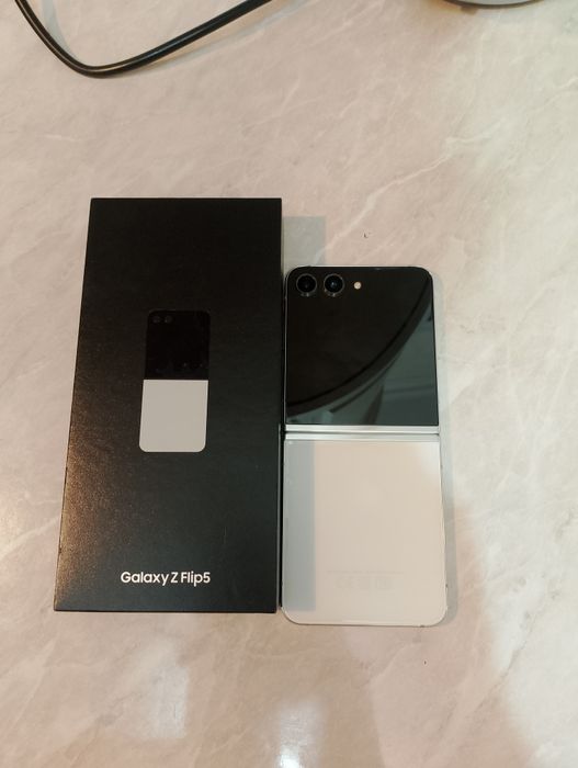 Galaxy Z Flip 5 у
