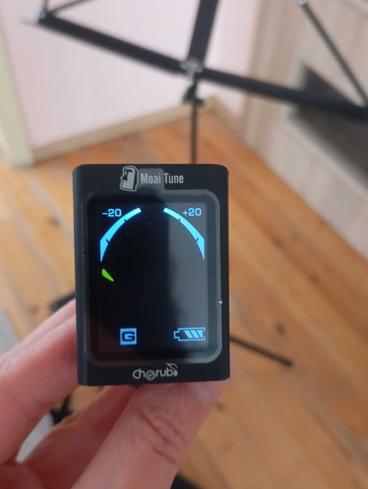 Стойка за ноти, тунер и стойка за крак