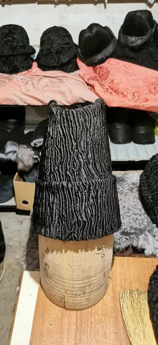 Caciuli cu bordura negre si brumarii