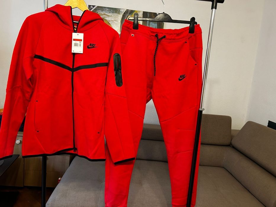 Compleu Nike Tech Rosu (marimi: S, M, L, XL, XXL)