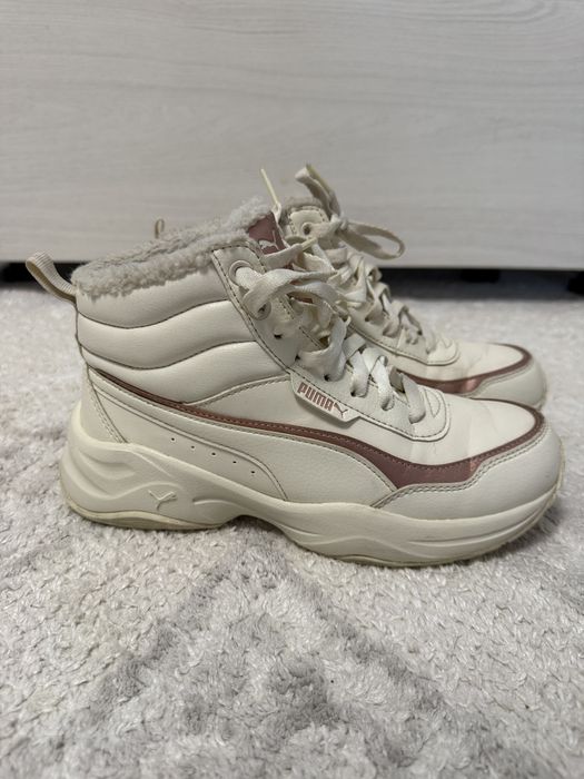 Молочные женские кроссовки Puma