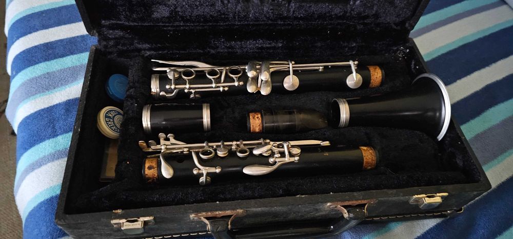 Clarinet negru in cutie transport