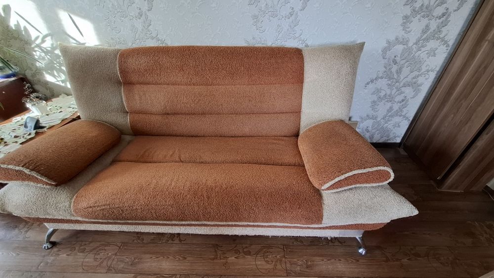 Диван и одно кресло
