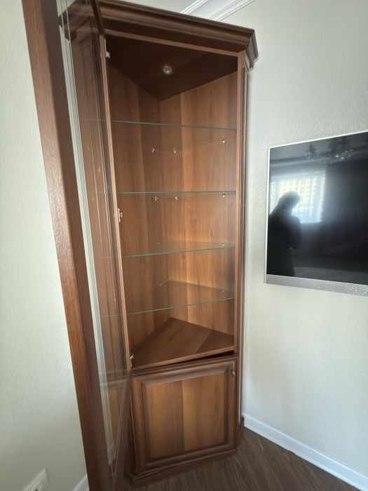 Угловой сервант для посуды