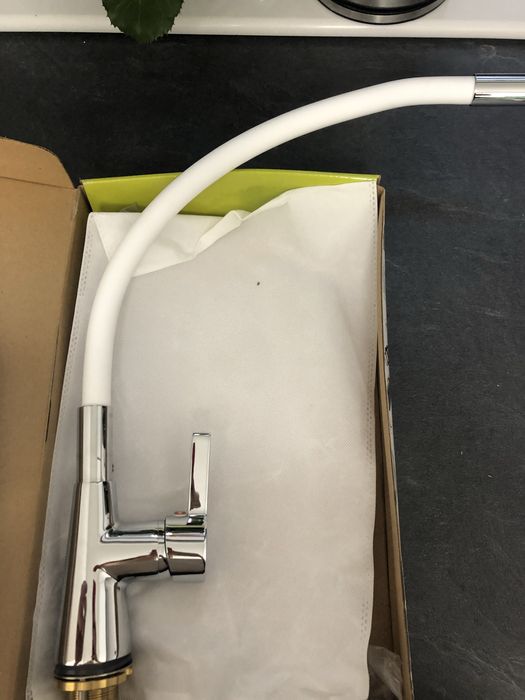 Кухненски смесител Fala с гъвкава лебедка- бял