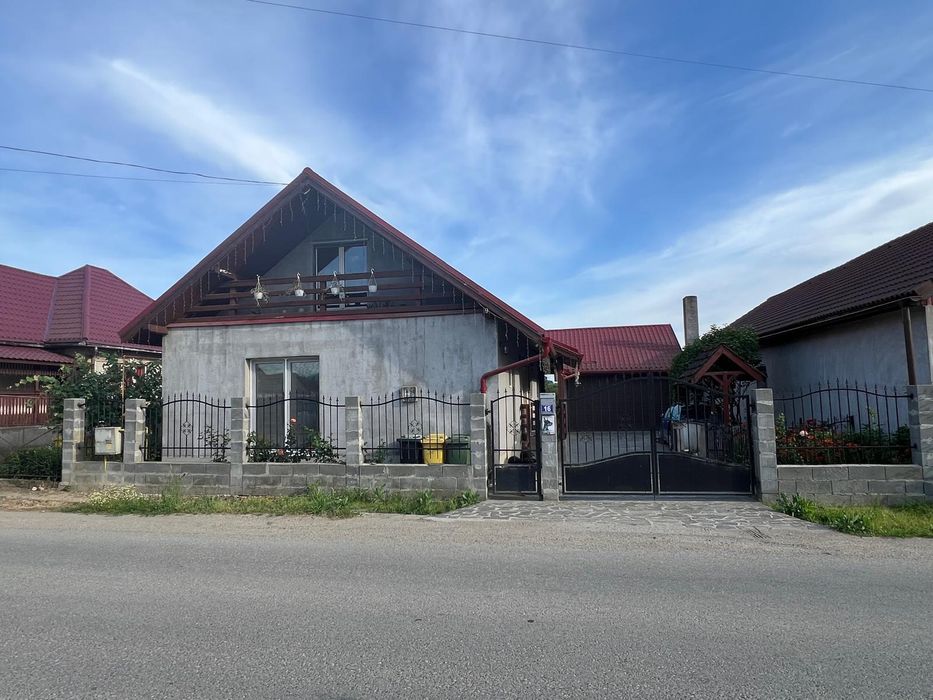 Vând casa 4 camere in Coltau.