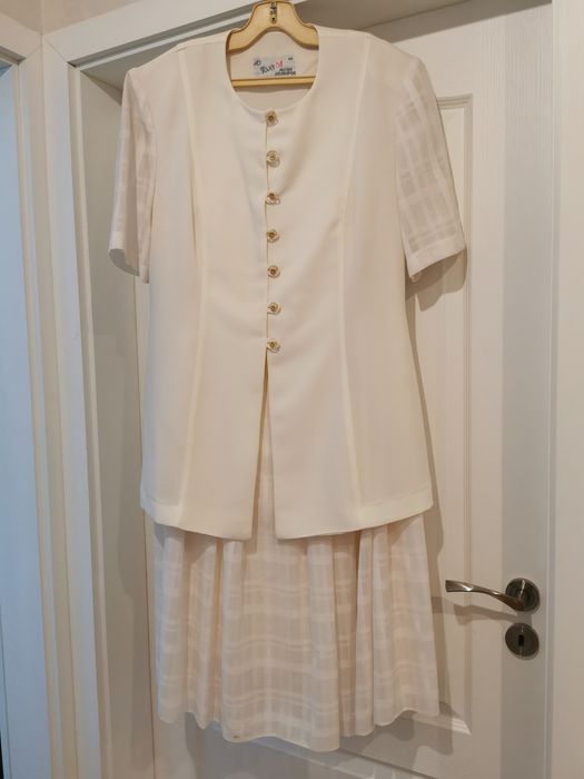 Дамски елегантен костюм  в цвят екрю.