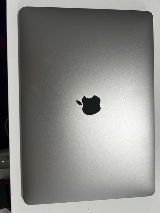 Продам Macbook Air 2020