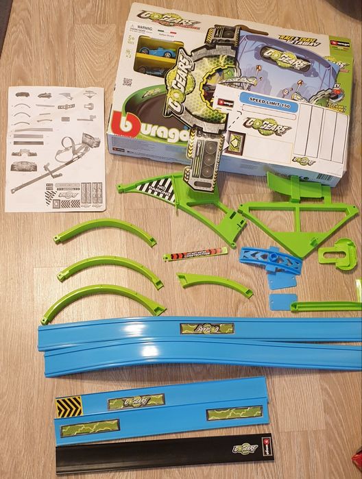 Hot wheels Burago Писта,гараж няколко нива с асансьор, без забележки!