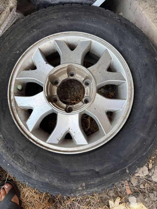 Продавам Летни  гуми 4 броя 235/70R16 и една зимна с джантата