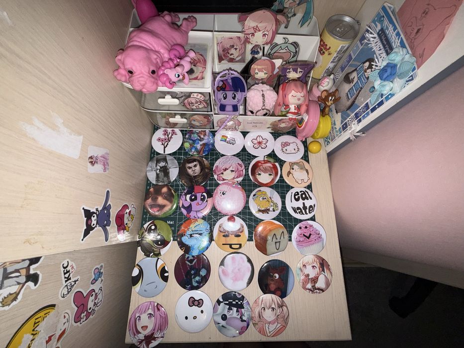 Продажа индивидуальных значков.