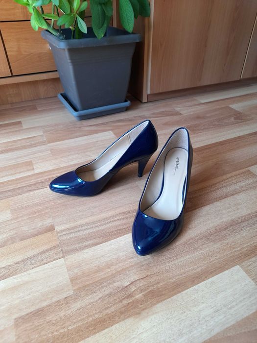 Тъмносини лачени обувки номер 39