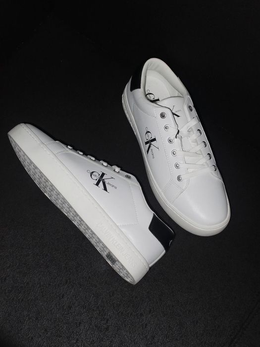Calvin Klein sneakers trainers, Noi, Marime 43

Trimit si in tara cu deschidere colet.