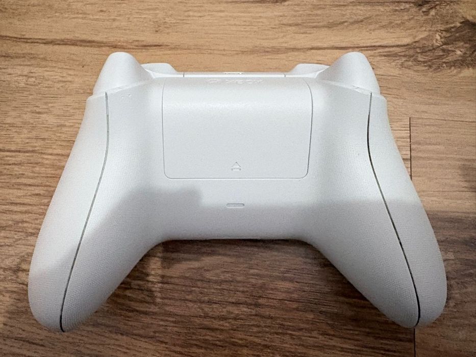 Xbox one s + игра и джойстик