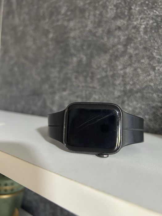 Apple Watch SE 44 мм, чёрные