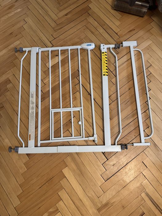 Преградна решетка за кучета с вратичка за котка