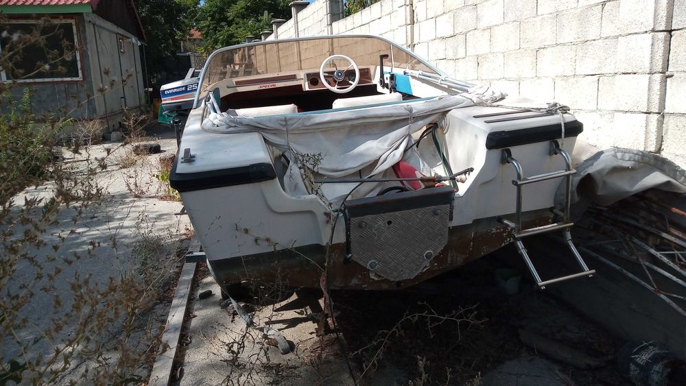 Лодка с извънбордов двигател