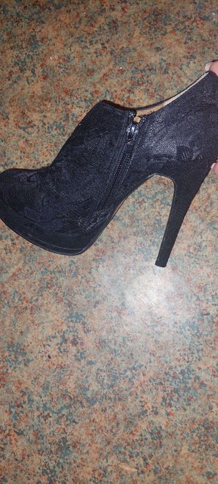 Красиви дантелени ботита