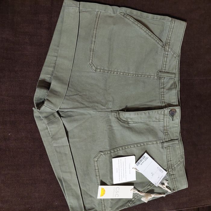 Къс панталон марка С&С. Зален.