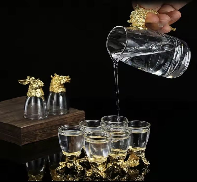 Елегантен люксозен комплект: стъклен графин и 12 зодиакални чаши