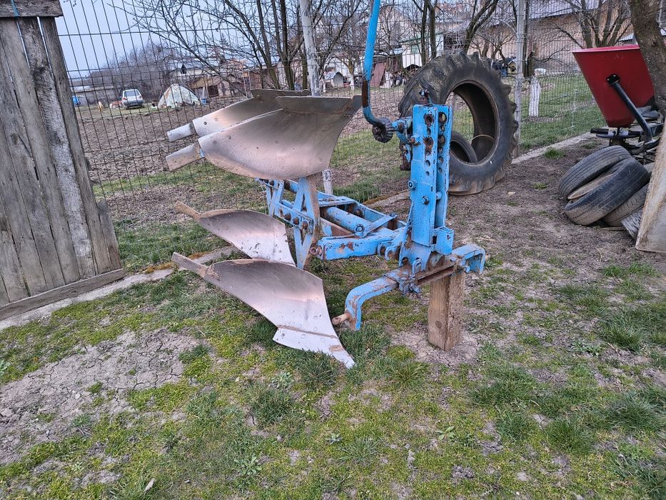 Plug reversibil cu două brazde