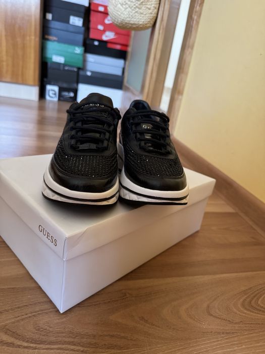 Adidasi Guess cu pietricele