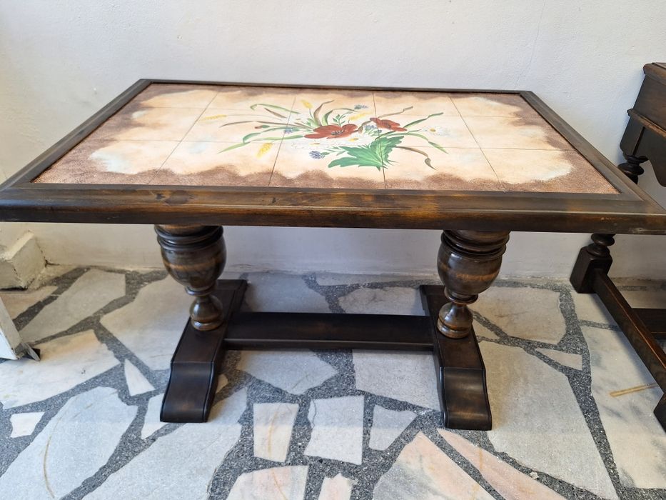 Винтидж маса с плочки и дърворезба