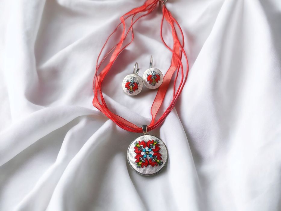 Ръчно бродирани колие , обеци и гривна  с българска шевица "Елбетица"