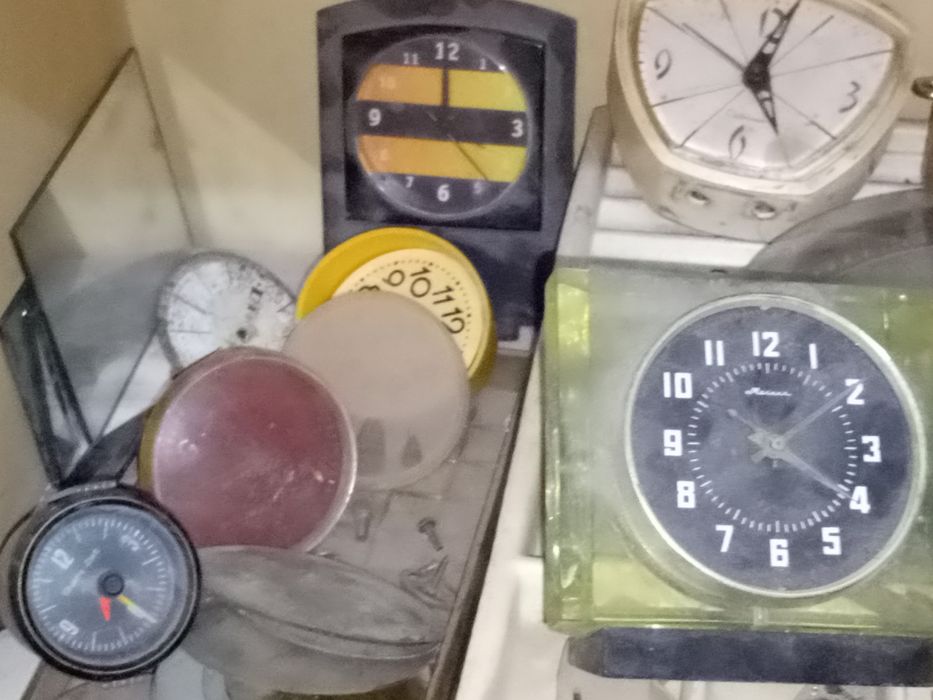 Разные часы и будильники