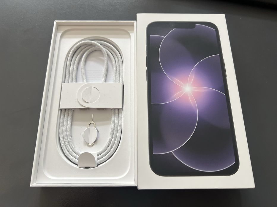 Продавам Apple iPhone 17e 256/8GB