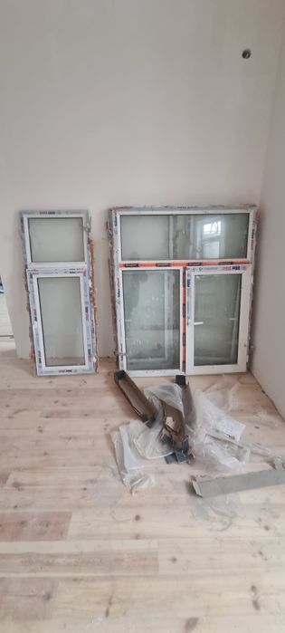 Аква ойналари янги уйдан ечиб олинган неклейкалари жойда турибти