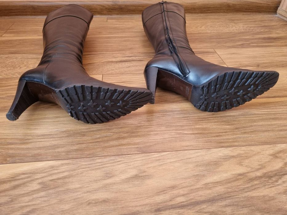 Продавам черни кожени ботуши на фирмата Max Mara