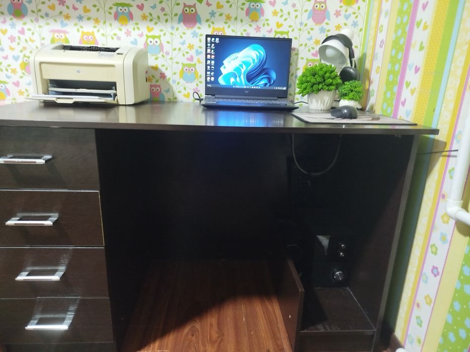 Рабочий стол серый крепкий