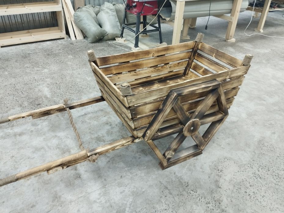 Декоративная тележка из дерева