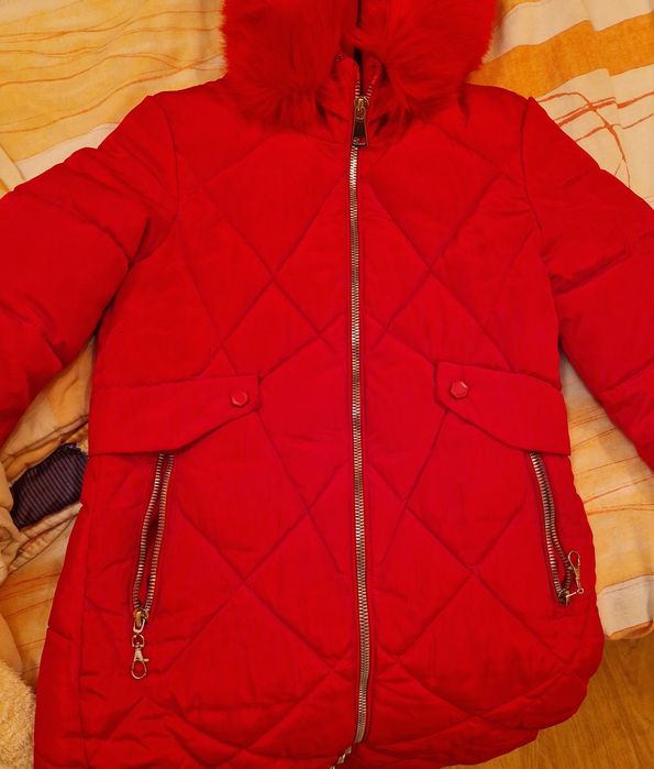 Ярка червена парка с пухена качулка