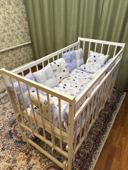 Кроватка детская с маятником