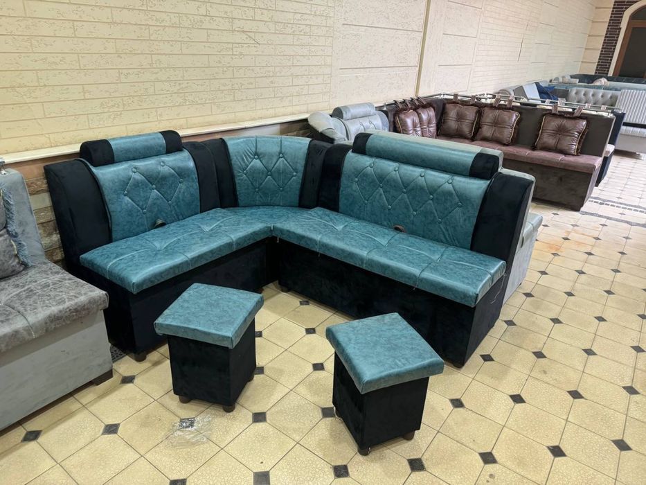 Хамйонбоб кухини угалок+ столи+ пуфиги.