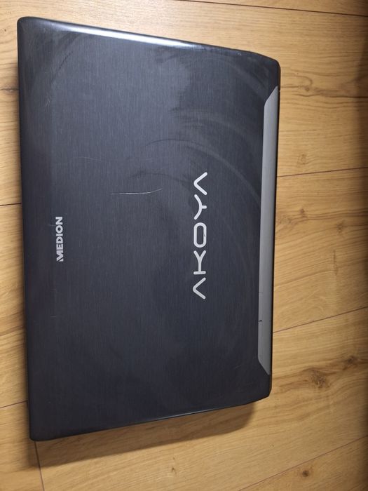 Laptop cu peste 100 de jocuri