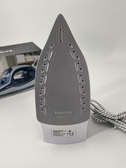 Чисто нова парна ютия TAURUS 2200w в синьо и розово