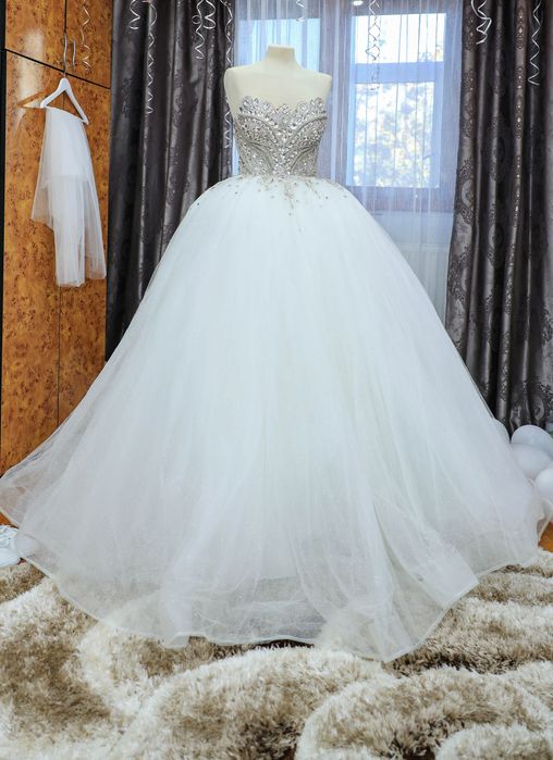 Rochie de mireasă , voal , și diademă