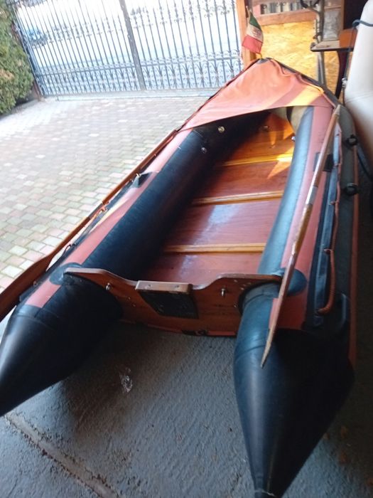 Vînd Barcă Gonflabilă 3.40 lungime. Recent adusă fără probleme.