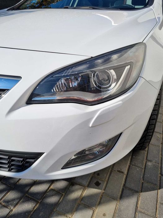 Opel Astra J Sports Tourer 2012