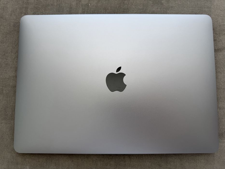 MacBook Pro 13” 2020 Intel i5 | 8GB RAM | Foarte îngrijit