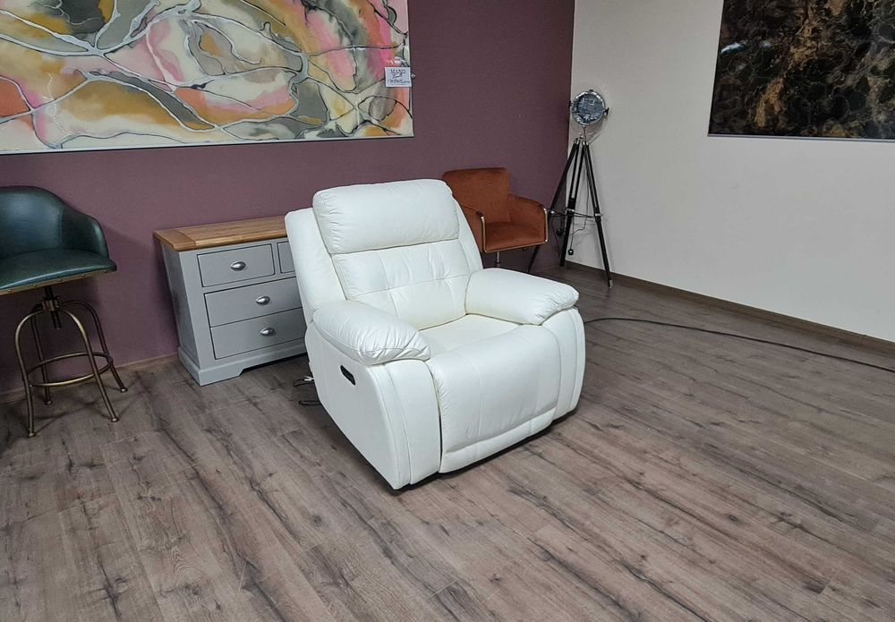 Бял кожен фотьойл La-z-boy с електрически релаксиращ механизъм