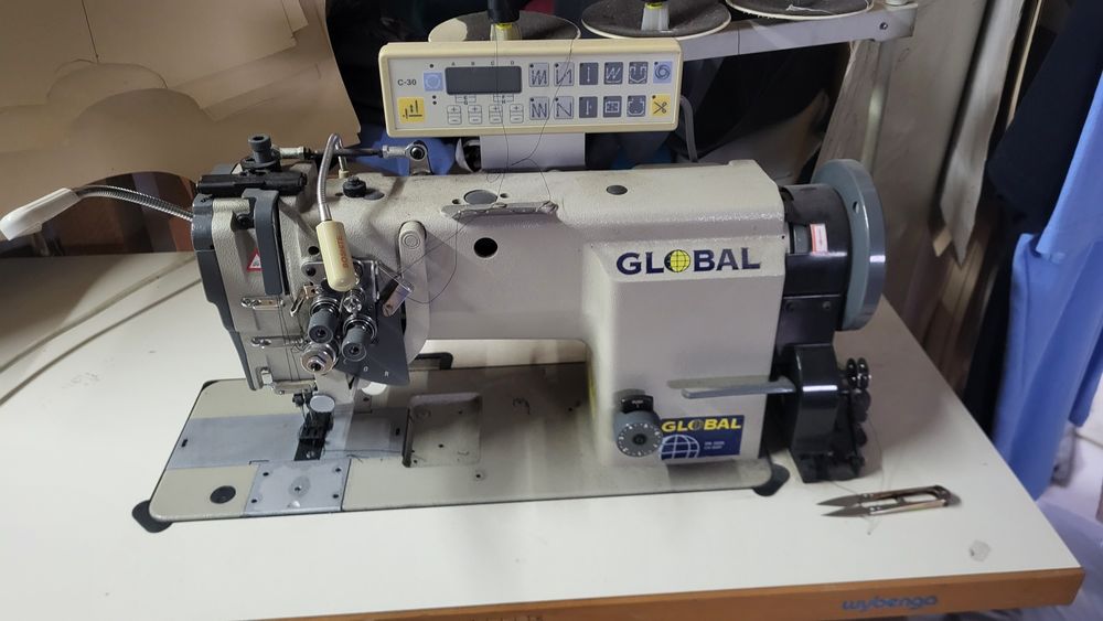 Masina de cusut 2 ace escamotabile