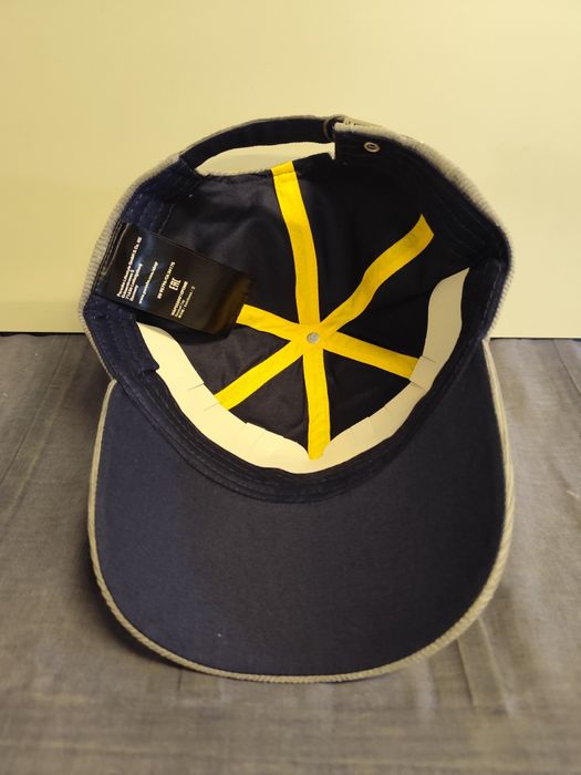 Aceasta este o șapcă unisex Porsche Martini Racing de culoare gri.