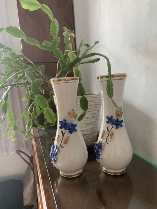 Вазы хрустальные  и фаянсовые