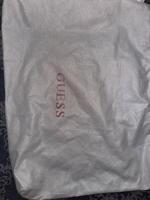 Оригинална бяла чанта на Guess